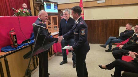 Predsednik GZ Cerklje in Predsednik PGD Velesovo Zvone Ribnikar sta podelila odlikovanja članom za dolgoletno delo v društvu. Na sliki prejemnik odlikovanja Matej Maček, ki je prejel značko za 30. let dela v društvu